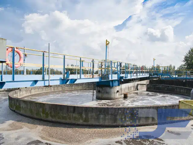 Atık su arıtma tesisinde geniş açıdan görünüm, büyük havuzlar ve arıtma ekipmanları.