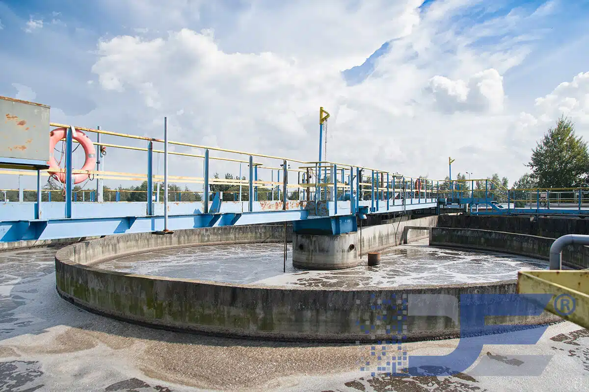 Atık su arıtma tesisinde geniş açıdan görünüm, büyük havuzlar ve arıtma ekipmanları.