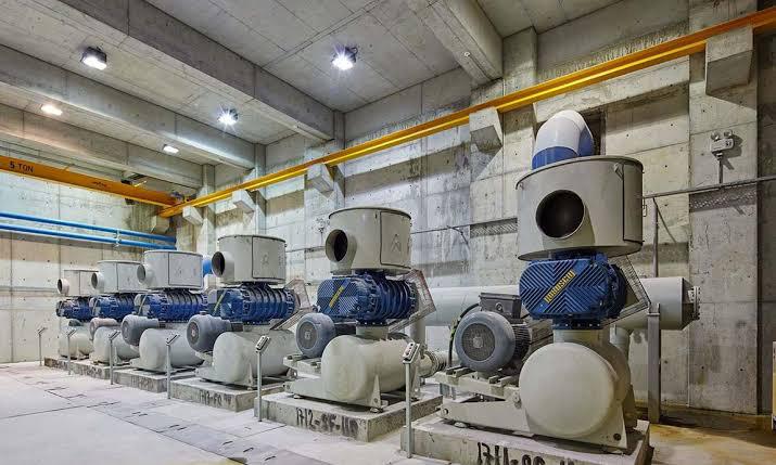 Fabrikada kullanılan Deva Makine roots blowerı, verimliliği artırarak enerji tasarrufu sağlar ve iş süreçlerini optimize eder.